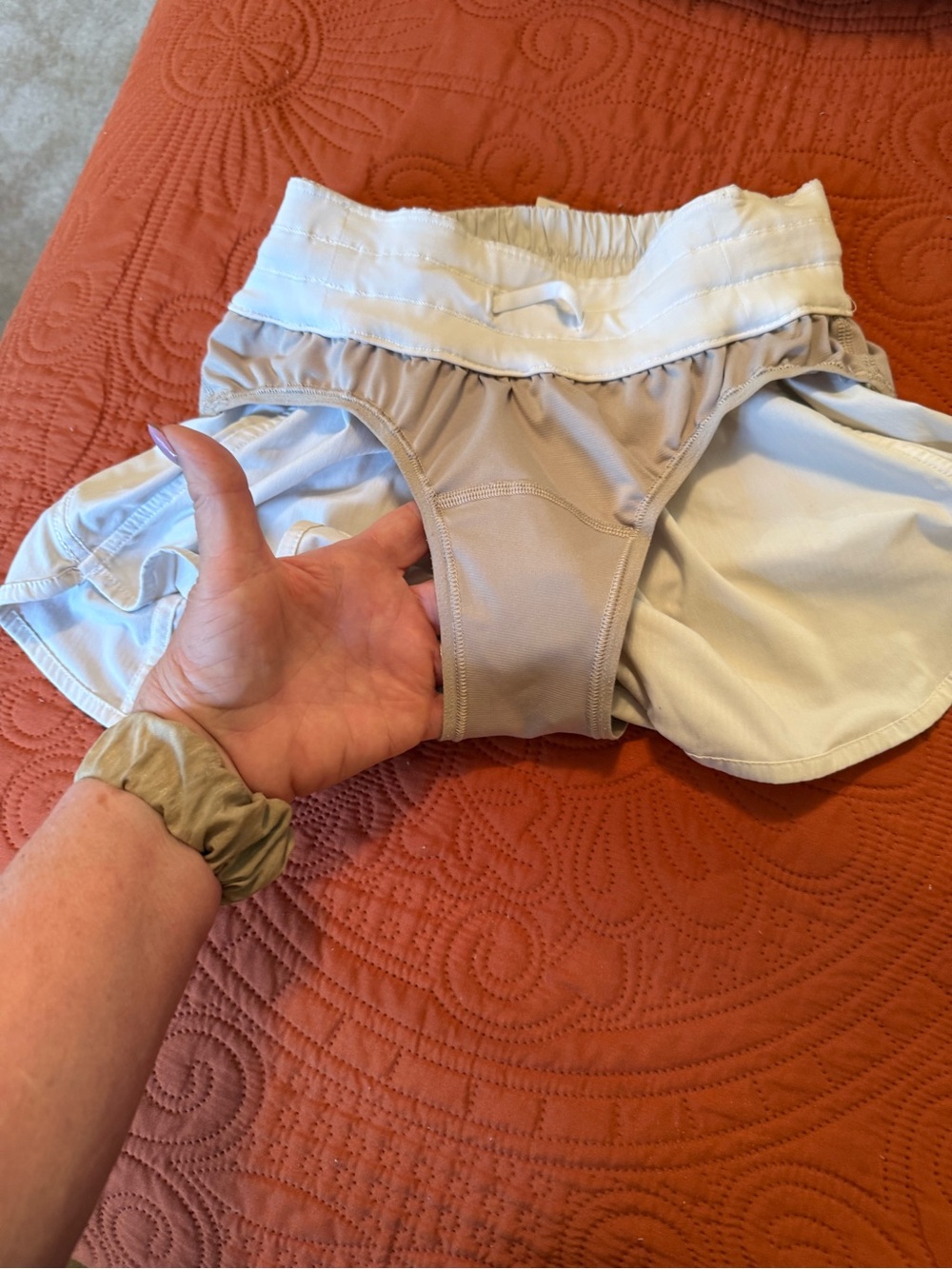Lululemon Hotty Hot High-Rise Lined Athletic Shorts. White. Size 4 - Picture 9 of 9
